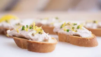 Фото рецепта: Кростини с копченой рыбой для элегантного фуршета дома