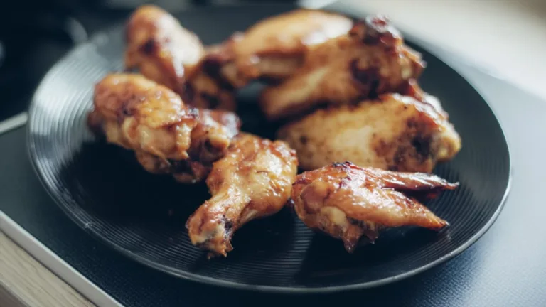 Фото блюда: Куриные крылья в глазури из берёзового сока – Пикантный и сладкий вкус