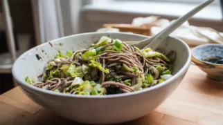 Фото рецепта: Лапша соба с китайской капустой и соевым соусом для легкого обеда