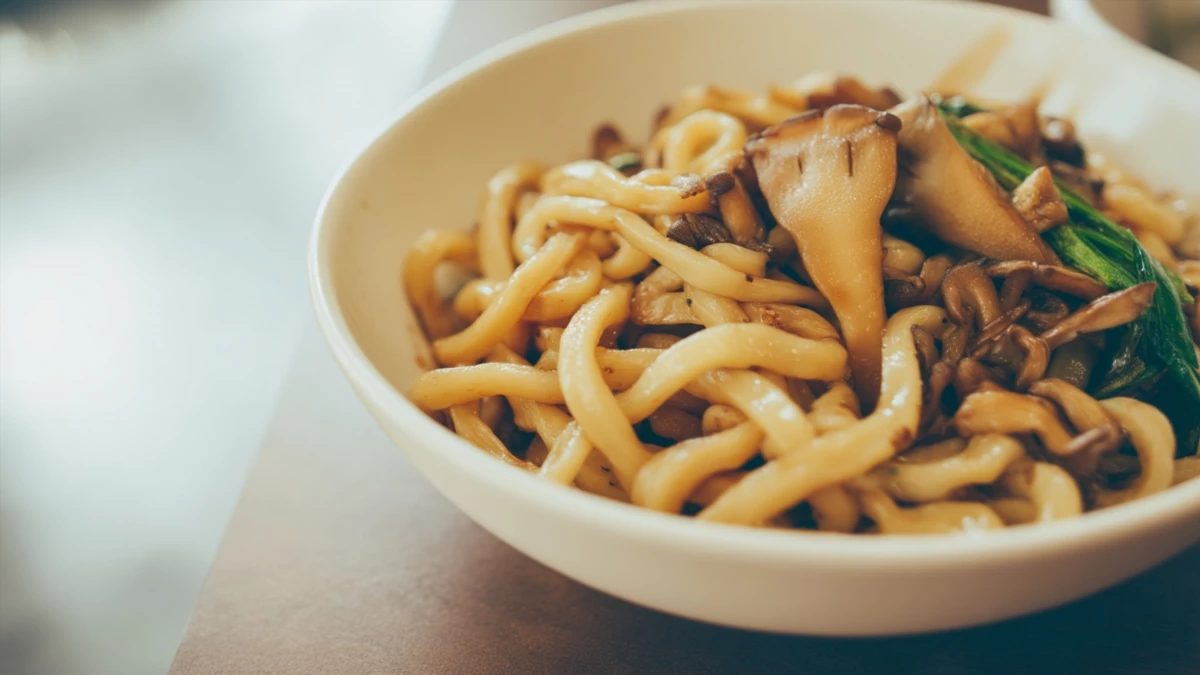 Фото блюда: Удон с солеными грибами и соевым соусом на сковороде, рецепт с фото