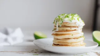 Фото рецепта: Лаймовые панкейки с цедрой и творожным кремом: рецепт для любителей свежести