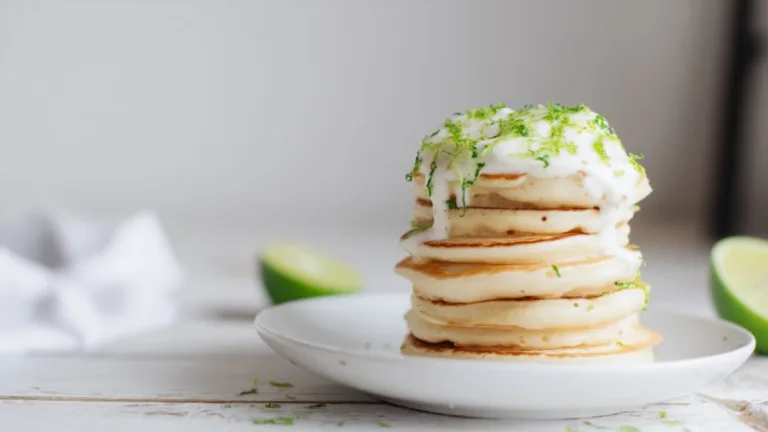 Фото блюда: Лаймовые панкейки с цедрой и творожным кремом: рецепт для любителей свежести