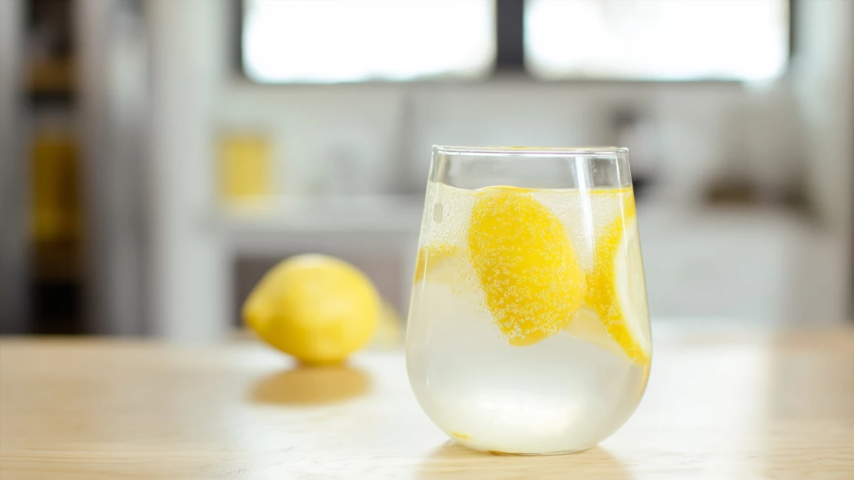 Фото блюда: Лимонад с сахарным сиропом — освежающий напиток для жаркого дня, рецепт с фото