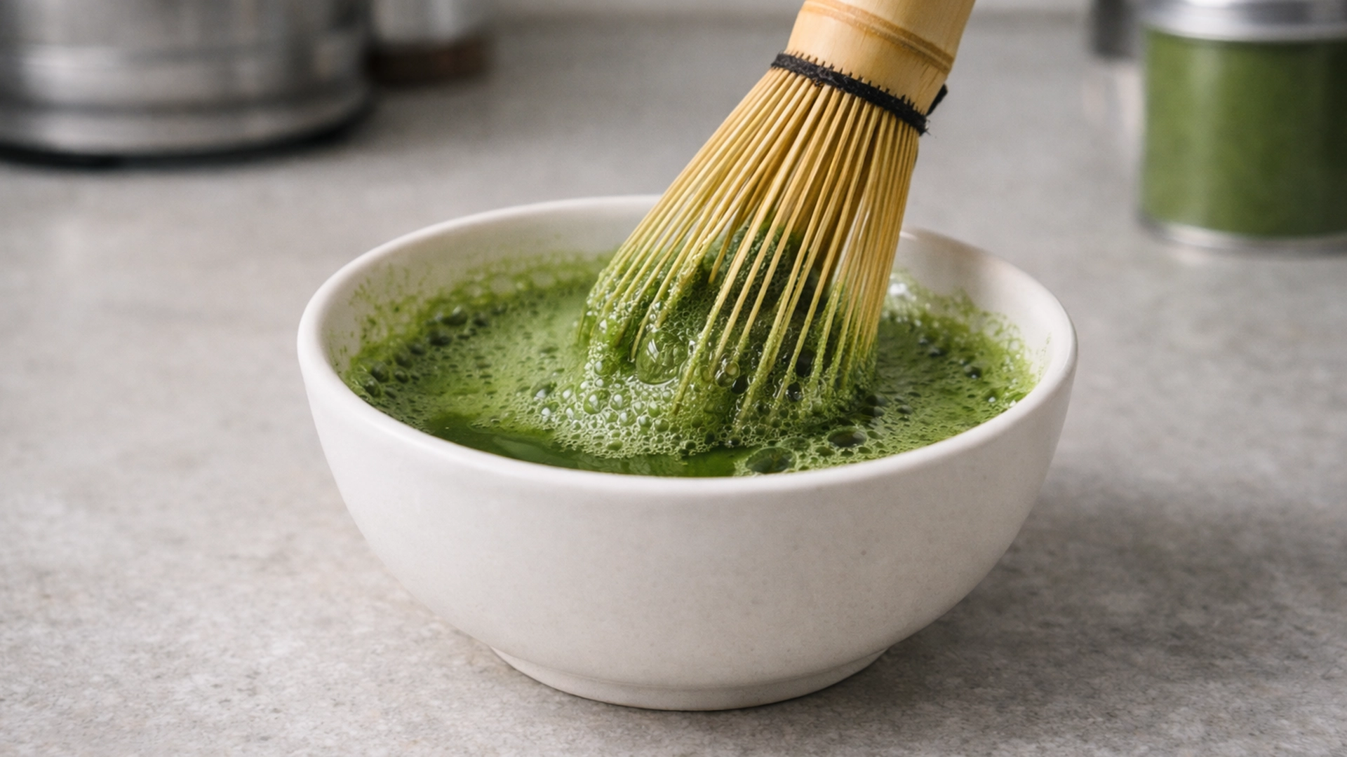 взбивание порошка матча венчиком