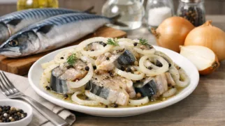 Фото рецепта: Маринованная скумбрия с луком