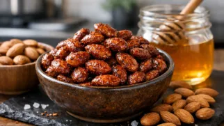 Фото рецепта: Миндаль жареный с медом паприкой копченой и перцем