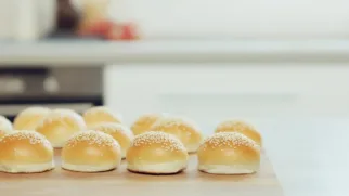 Фото рецепта: Мини булочки с кунжутом – Пухлые и ароматные булочки для бургеров