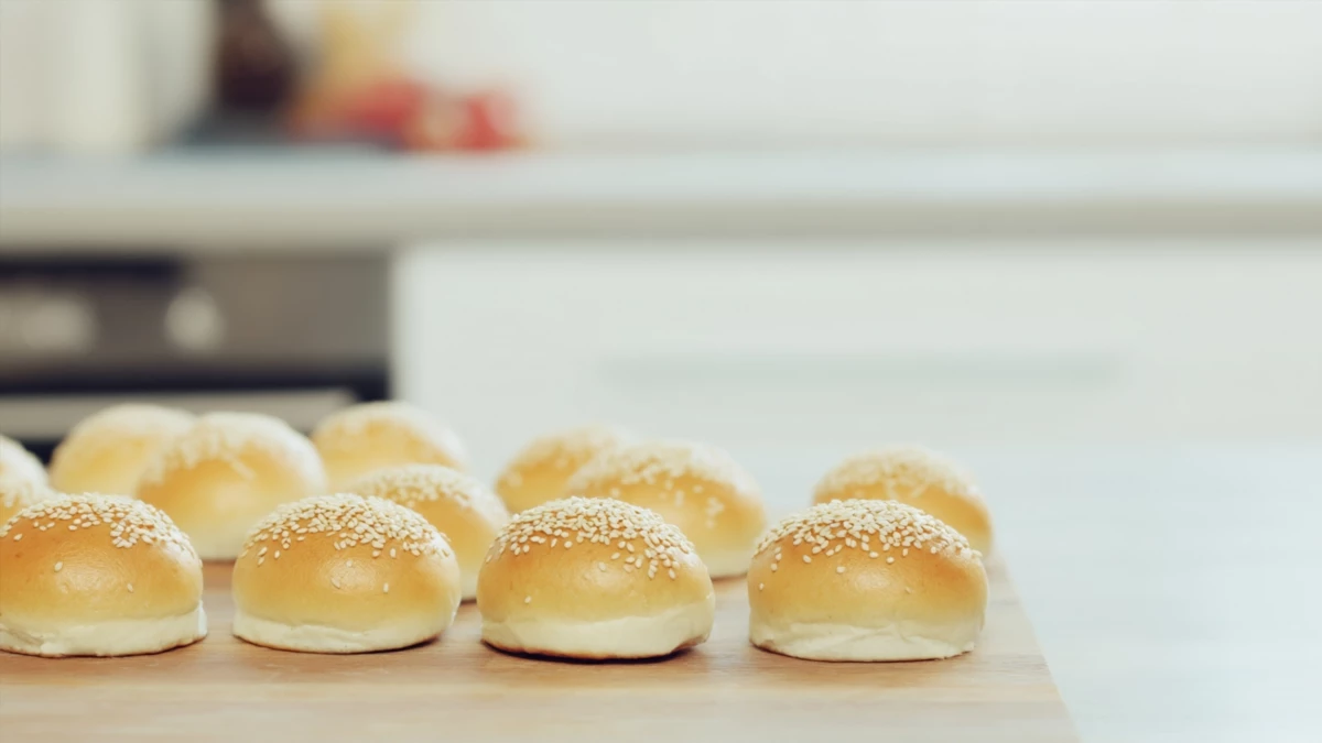 Фото блюда: Мини булочки с кунжутом – Пухлые и ароматные булочки для бургеров