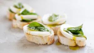 Фото блюда: Мини бутерброды с моцареллой и базиликом с нежным сливочным вкусом