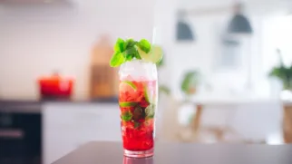 Фото рецепта: Мохито Кампари — освежающий коктейль с ярким вкусом