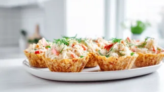 Фото рецепта: Тарталетки с крабовым салатом на Новый год