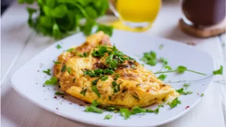 Фото рецепта: Воздушный омлет с белым вином и свежей зеленью для легкого завтрака