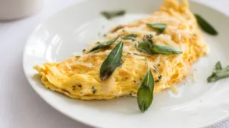 Фото рецепта: Омлет с сыром и шалфеем – вкусный и полезный завтрак