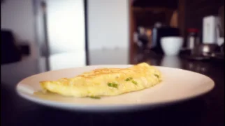 Фото рецепта: Нежный омлет с зеленым луком для быстрого и сытного завтрака