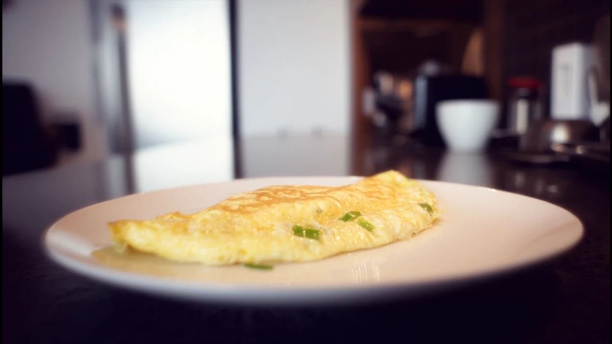 Фото блюда: Нежный омлет с зеленым луком для быстрого и сытного завтрака, рецепт с фото