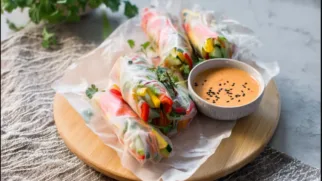 Фото рецепта: Панир спринг роллы с овощами и арахисовым соусом