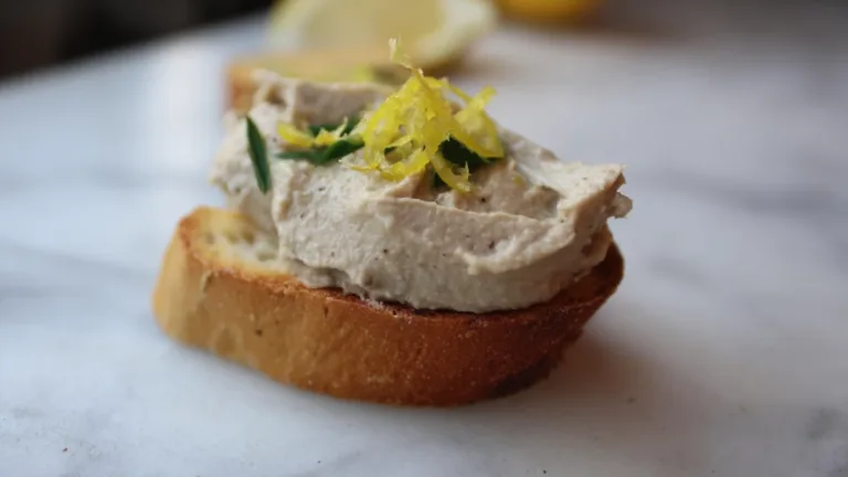 Фото блюда: Паштет из рыбы на кростини с лимонной цедрой