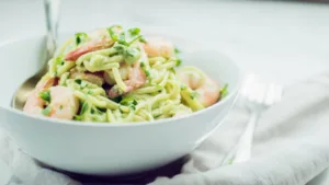 Фото блюда: Паста с креветками и авокадо с нежным сливочным вкусом