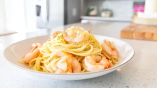 Фото рецепта: Паста с креветками и цедрой грейпфрута