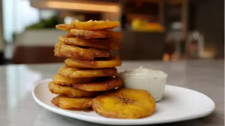 Фото рецепта: Патаконс с соусом — вкуснейшие жареные бананы из Коста-Рики