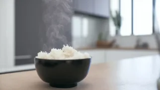 Фото рецепта: Рисовая каша на берёзовом соке — нежный завтрак с уникальным вкусом