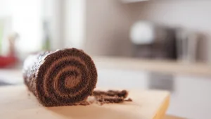 Фото блюда: Шоколадный бисквитный рулет: вкусный и простой рецепт