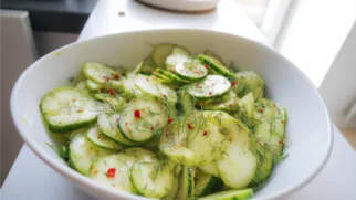 Фото рецепта: Салат из момордики и огурца с яркой свежестью вкуса