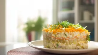 Фото рецепта: Салат мимоза с маринованными огурцами в свежем исполнении