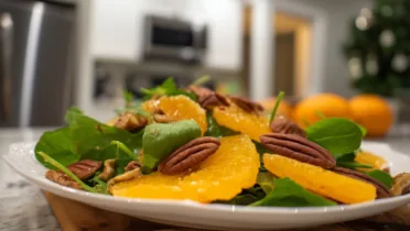 Фото рецепта: Салат с апельсином и пеканом для яркого вкуса и легкой калорийности