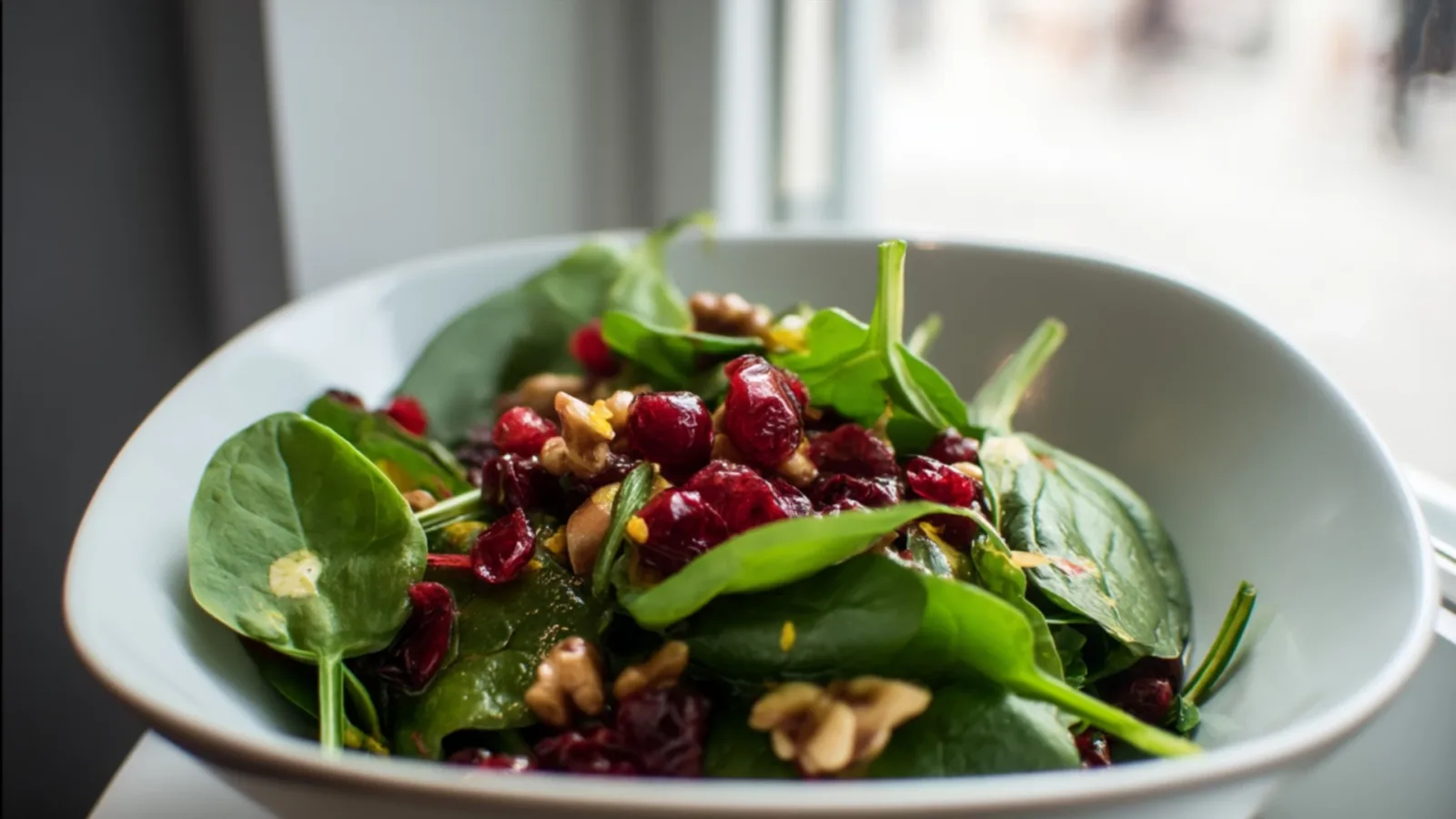 Фото блюда: Яркий салат с брусникой и шпинатом для бодрого дня