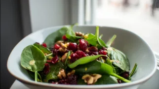 Фото рецепта: Яркий салат с брусникой и шпинатом для бодрого дня