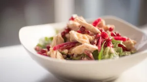Фото блюда: Салат с курицей и гранатовым соусом с ярким вкусом и сочной подачей