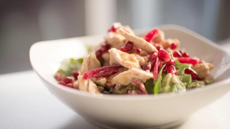Фото блюда: Салат с курицей и гранатовым соусом с ярким вкусом и сочной подачей