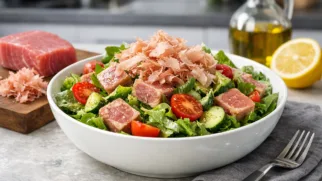 Фото рецепта: Салат с тунцом и стружкой тунца