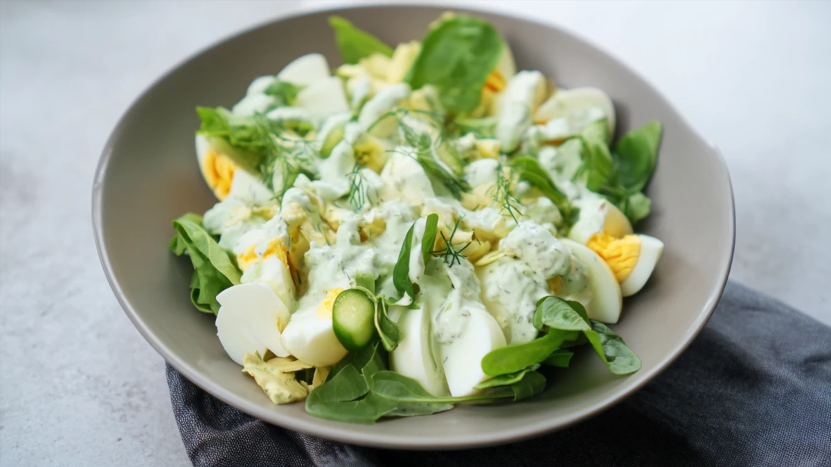 Фото блюда: Салат с яйцом и сыром — вкусный швейцарский салат, рецепт с фото