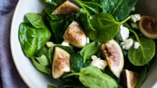 Фото рецепта: Салат со шпинатом инжиром и сыром для свежего настроения