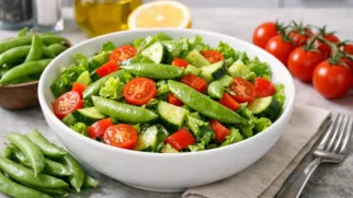 Фото рецепта: Хрустящий салат со снеп горохом и свежими овощами