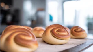 Фото рецепта: Сдобные булочки с рахат лукумом с нежной начинкой и ароматной корочкой