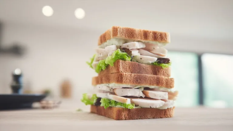 Фото блюда: Сэндвич с курицей и васаби майонезом для яркого перекуса