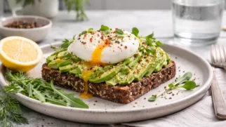 Фото рецепта: Смёрребрёд с авокадо и яйцом пашот рецепт датского открытого бутерброда
