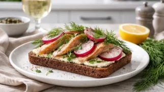 Фото рецепта: Смёрребрёд с копчёной скумбрией и редисом рецепт датского открытого бутерброда