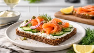 Фото рецепта: Смёрребрёд с лососем и сливочным сыром рецепт датского открытого бутерброда