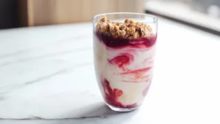 Фото рецепта: Яркий смузи боул с клубничным вареньем и хрустящей гранолой