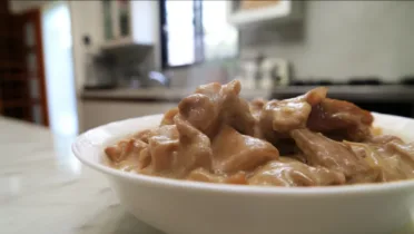 Фото рецепта: Свиная кожа в сметане насыщенный вкус и плотная текстура