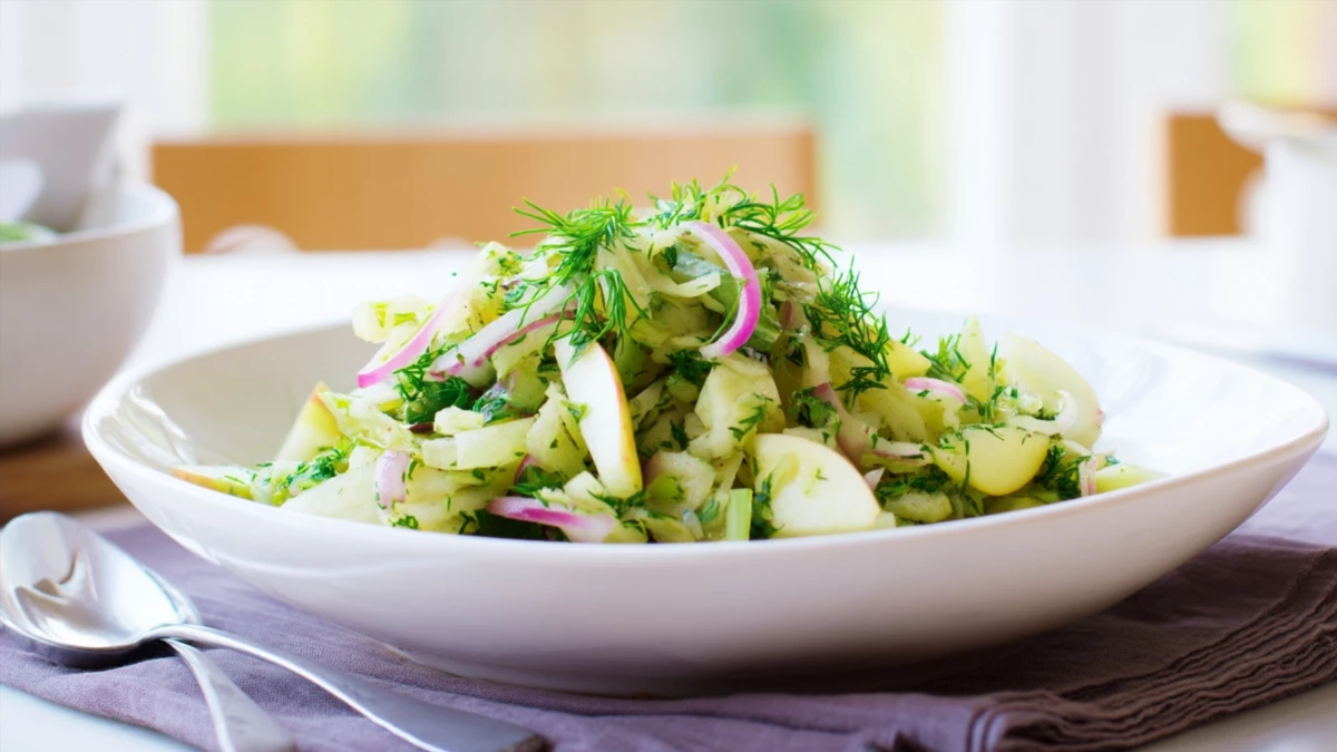 Фото блюда: Тёплый салат с кольраби и яблоками