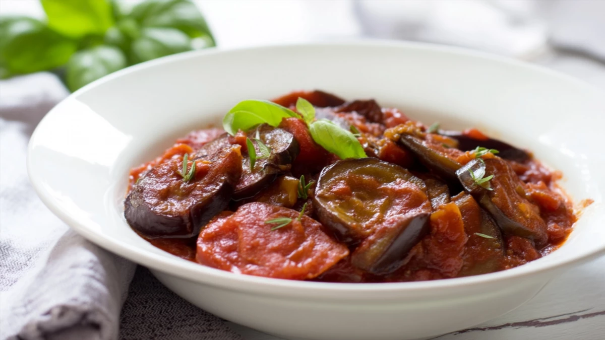 Фото блюда: Томатное рагу с баклажанами которое всегда получается насыщенным и ароматным, рецепт с фото