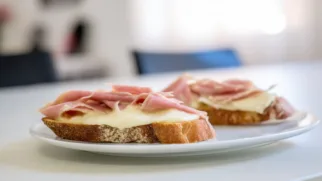 Фото рецепта: Тост с хамоном и сливочным сыром