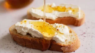 Фото рецепта: Хрустящие тосты с мёдом и сливочным сыром для быстрого завтрака