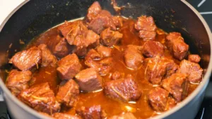Фото блюда: Тушеная говядина в густом соусе с насыщенным вкусом