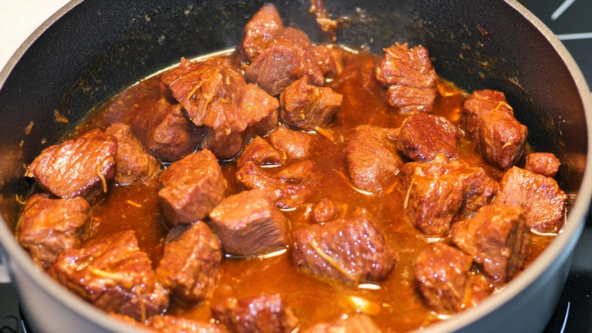 Фото блюда: Тушеная говядина в густом соусе с насыщенным вкусом, рецепт с фото